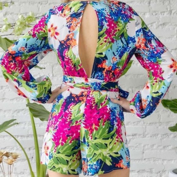 Medium Flower print V Neck Romper open back with belt - Picture 7 of 8